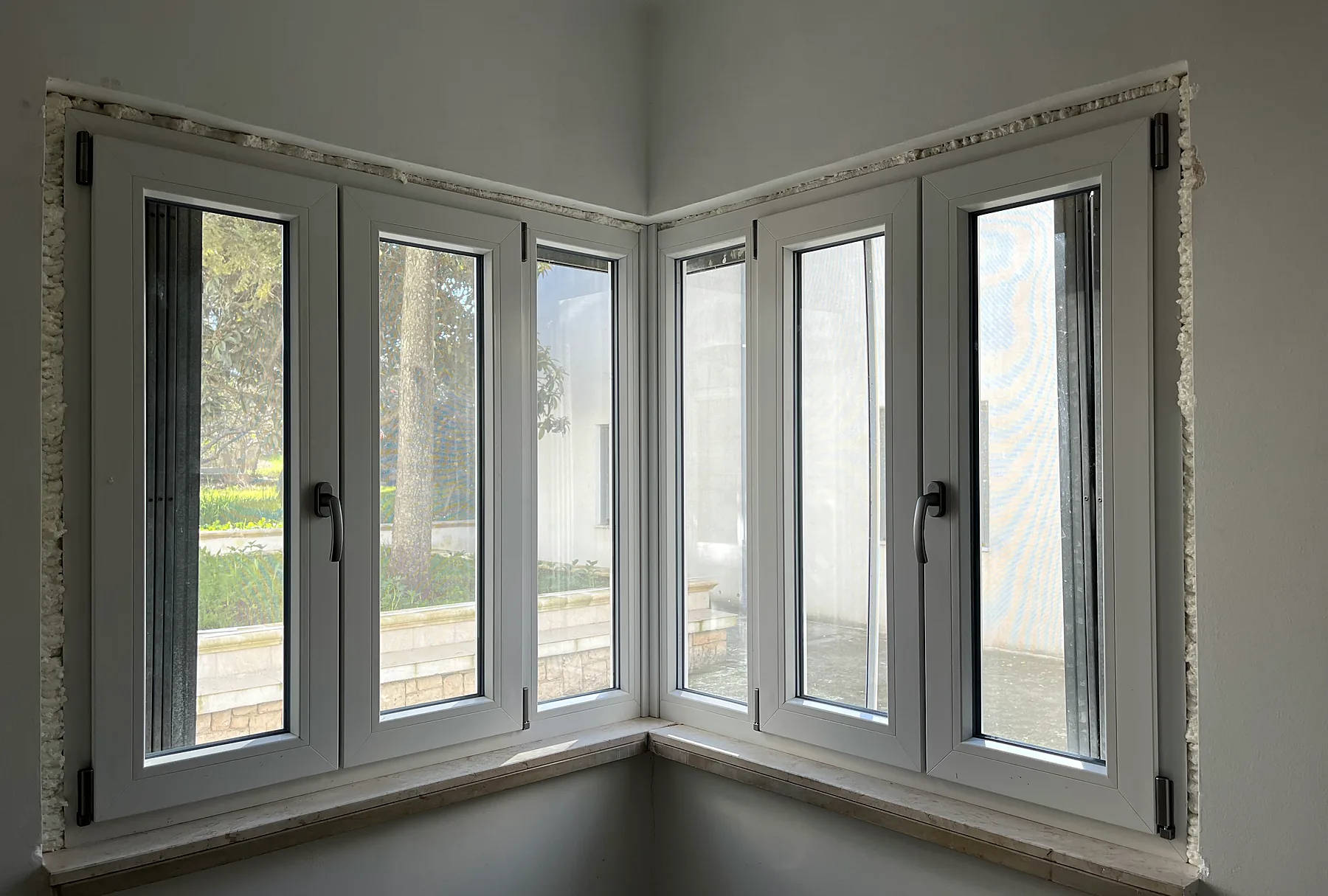 Finestre d'angolo in PVC bianco