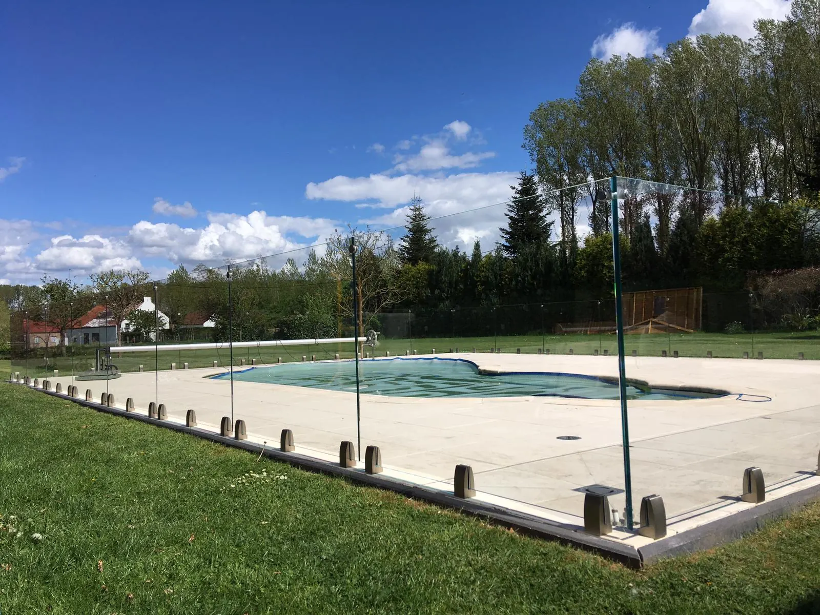 Cerramiento de piscina en vidrio extraclaro con perfil de suelo