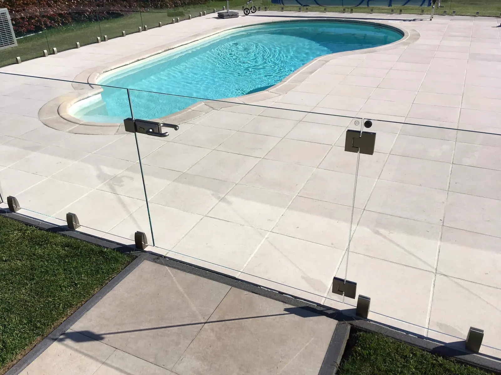 Barandilla de vidrio en el borde de una piscina infinita