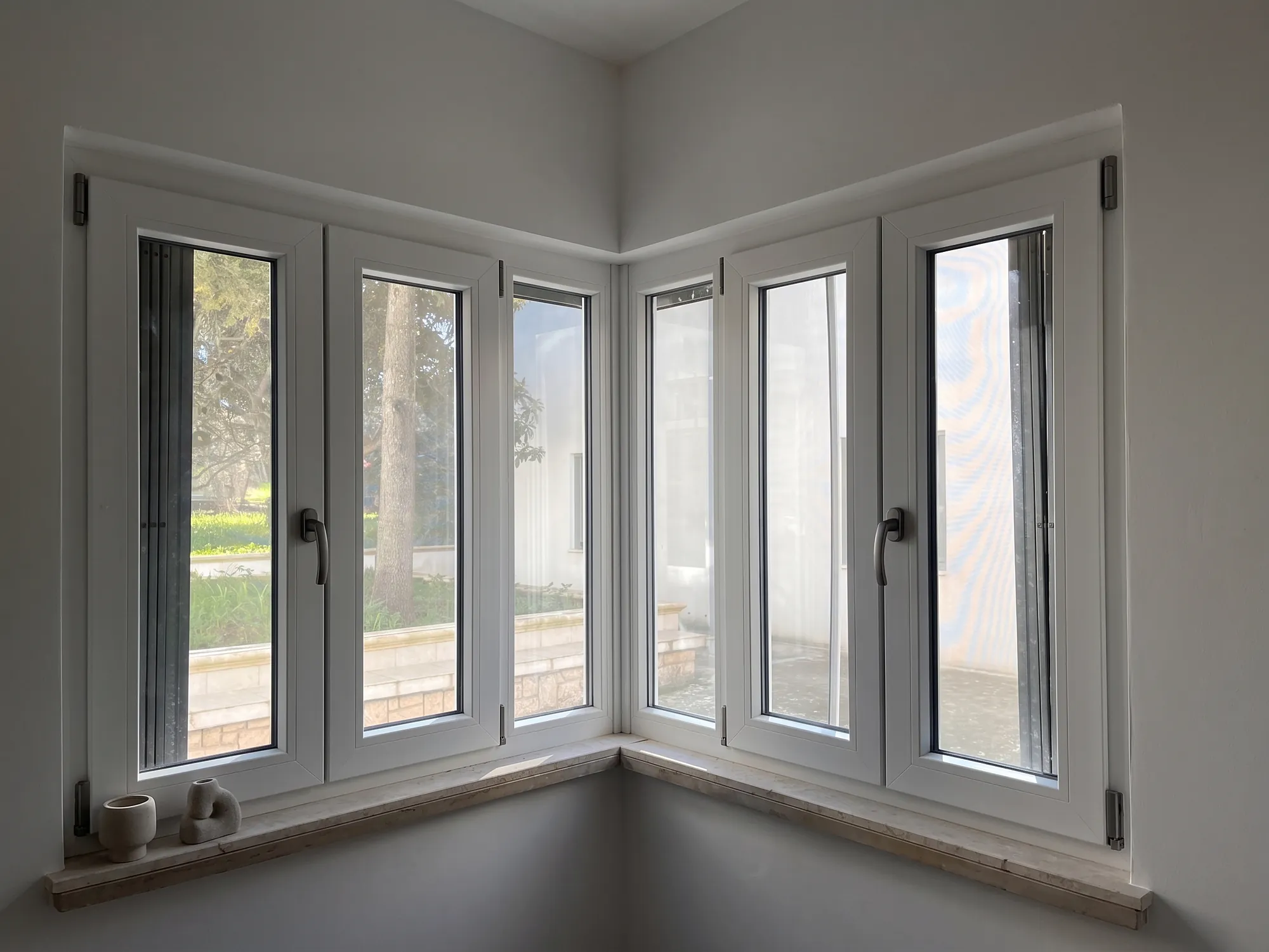 Ventanas de esquina de PVC blanco oscilobatientes con doble acristalamiento bajo emisivo