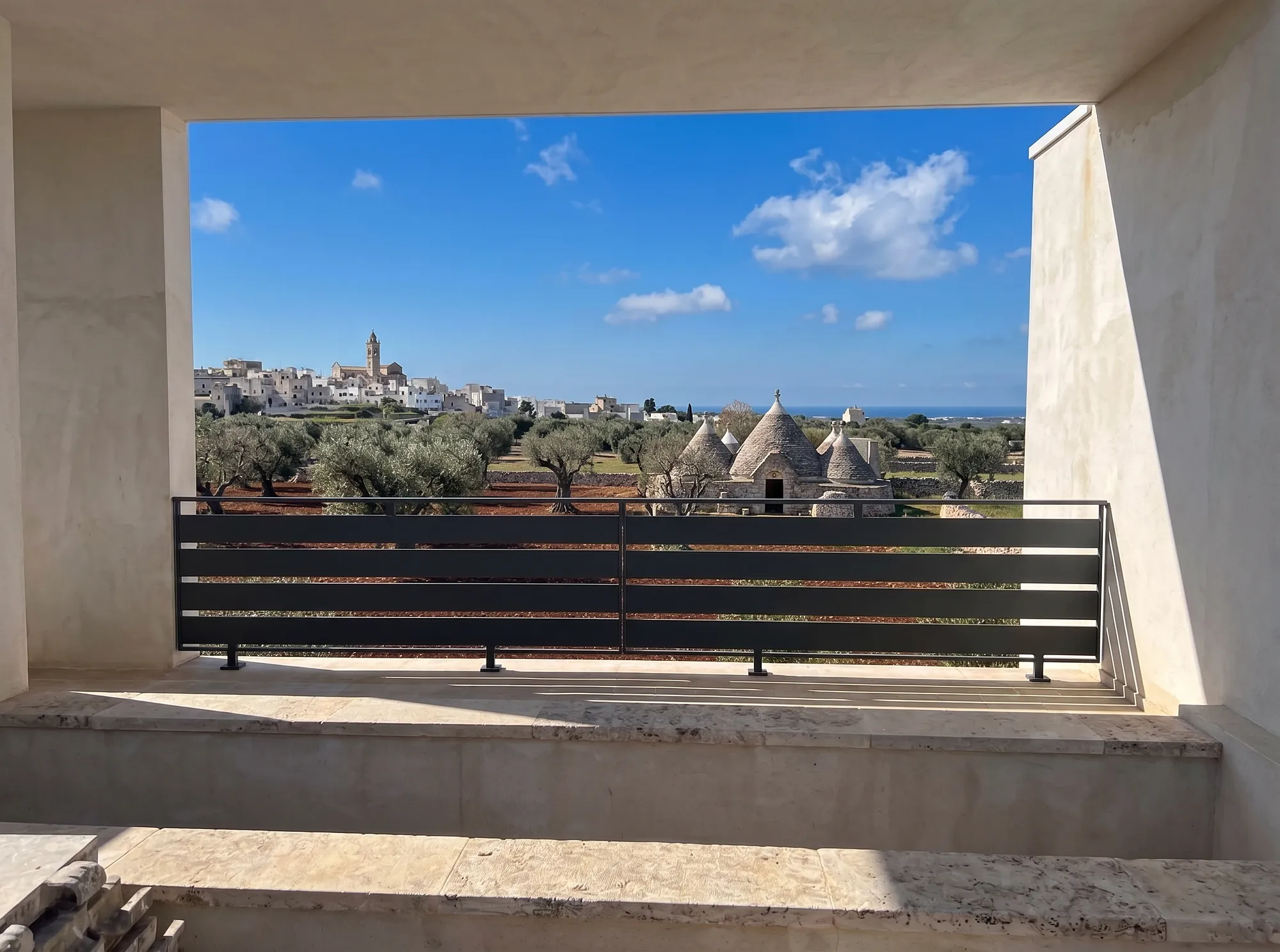 Barandilla de lamas horizontales de aluminio antracita, terraza sobre el Valle d'Itria