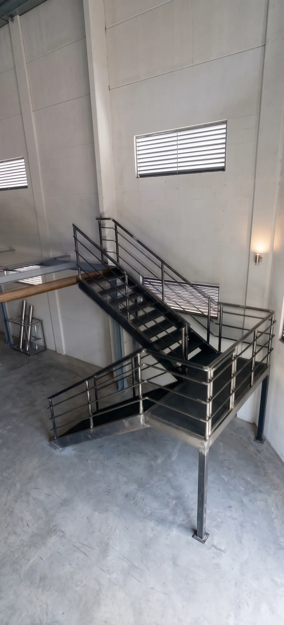 Escaleras y estructuras de acero