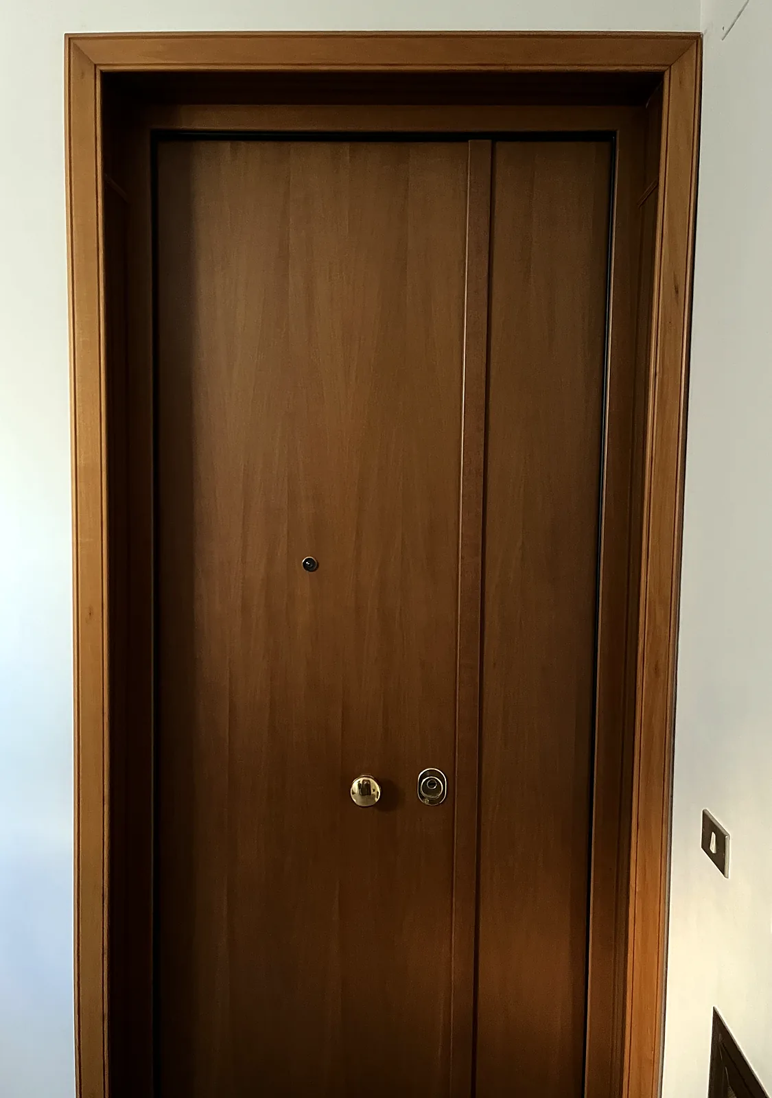 Porta interna in noce con maniglia a incasso