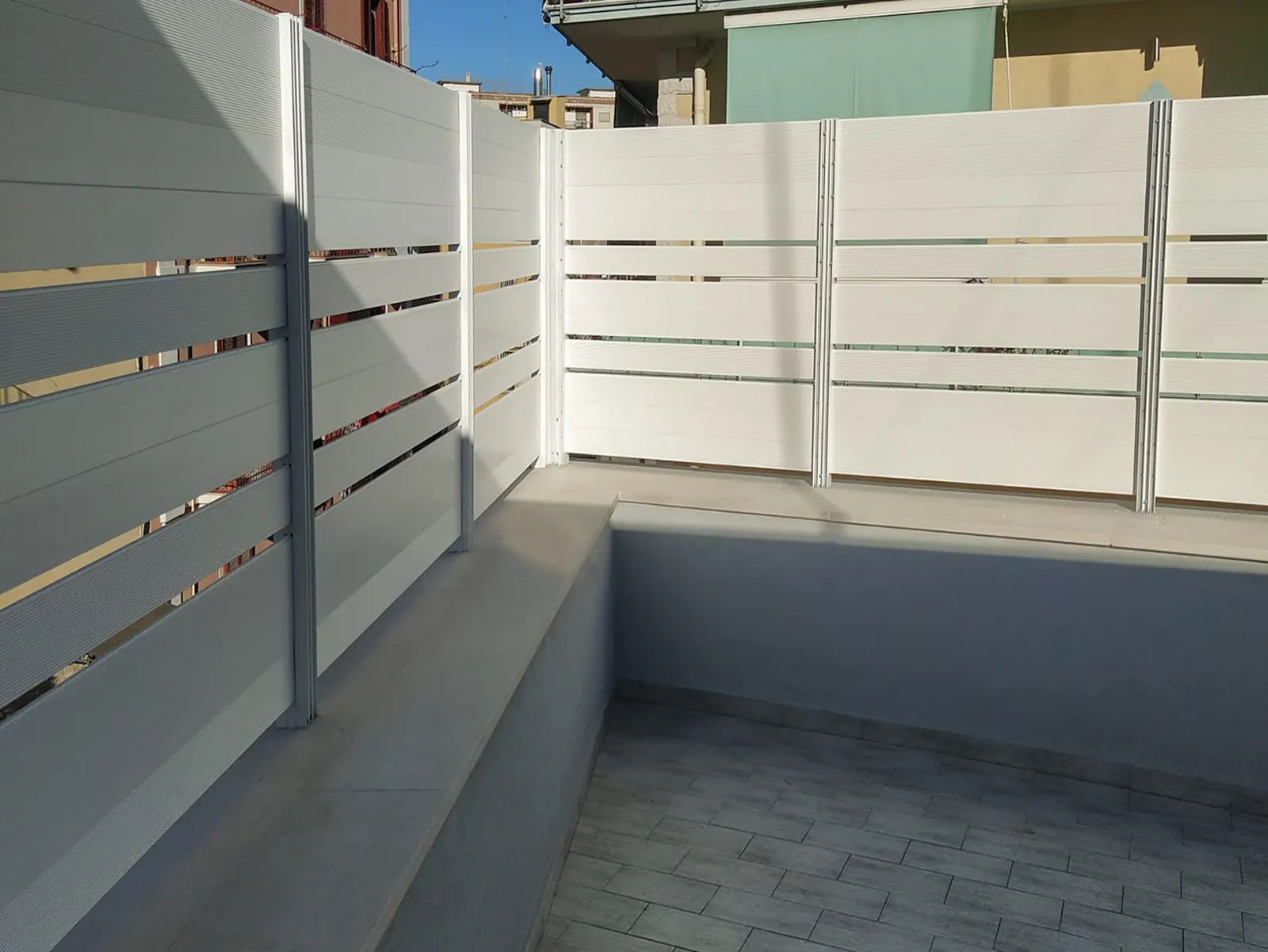 Valla de lamas horizontales de aluminio, cancela a juego